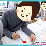 絵具の色を混ぜる