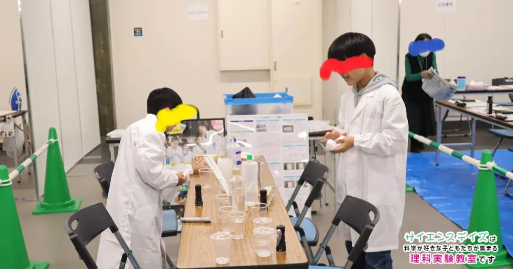 科学イベントの準備を真剣に手伝う理科実験教室の子どもたち