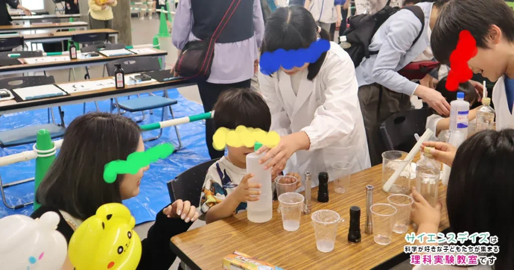 科学実験に挑戦する未就学児をサポートする理科実験教室の子ども