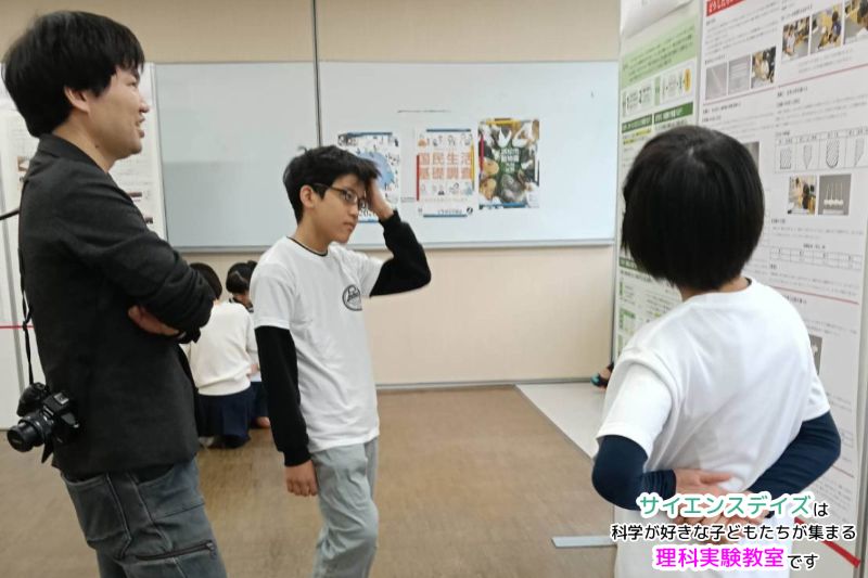 サイエンスデイズの生徒たちが発表前に最終確認をしている様子