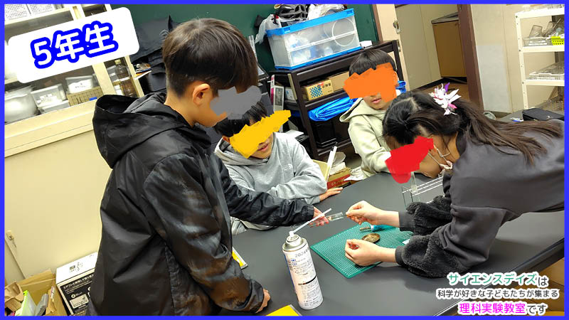 酸素の入った試験管に火のついた線香を近づける様子 - サイエンスデイズの理科実験教室