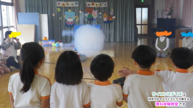 浜松市の出張理科実験で空気砲から煙の輪を発射する様子