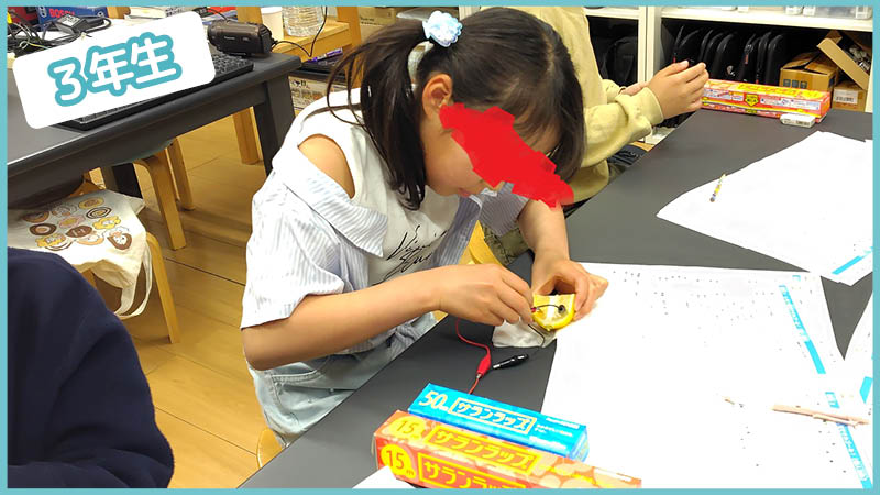 レモンに電極を差し込んで果物電池を作る小学3年生 - 身近な食べ物で電気を学ぶサイエンスデイズの体験型授業