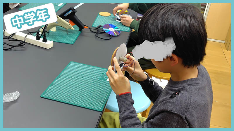 CDを使ったジャイロ効果の実験準備をする子どもたち - サイエンスデイズの理科実験教室