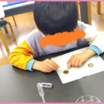 10円玉ピカピカ実験｜園児クラスの授業風景