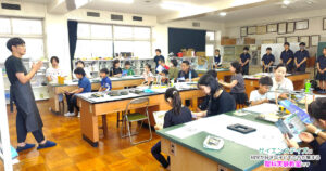浜松聖星高等学校の理科室でアカミミガメ解剖実習の説明を聞く小学生と保護者