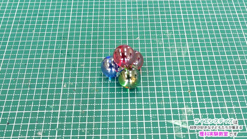 4個のビー玉をホットボンドでつないだ逆さごまの完成品